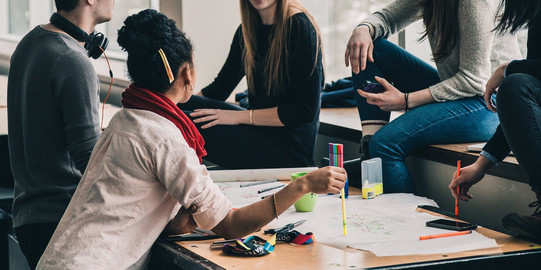 Studierende bei der Projektarbeit Studierende arbeiten gemeinsam an einem Projekt