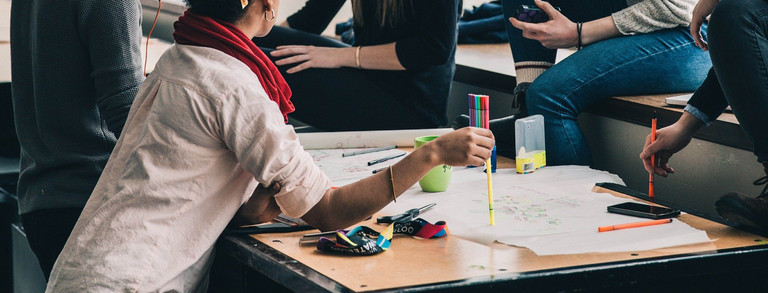Studierende bei der Projektarbeit Studierende bei der Projektarbeit