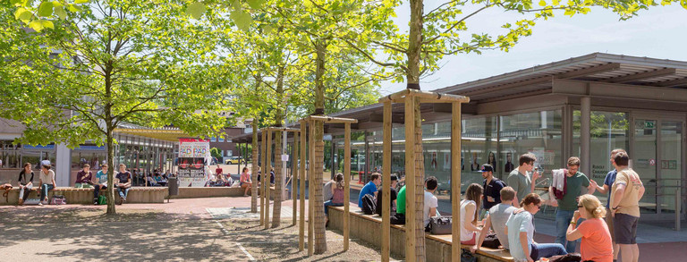 Dieses Bild zeigt den Rudolph-Chaudoire-Pavillion auf dem Campus Süd im Sommer mit einigen Studierenden im Vordergrund.