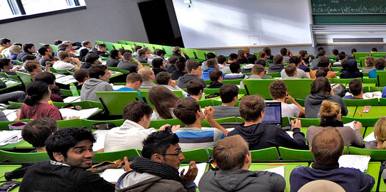 Vorlesung im Seminarraumgebäude I Voll besetzter Hörsaal