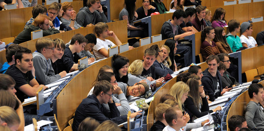 Studierende sitzen in einer Vorlesung im Audimax.