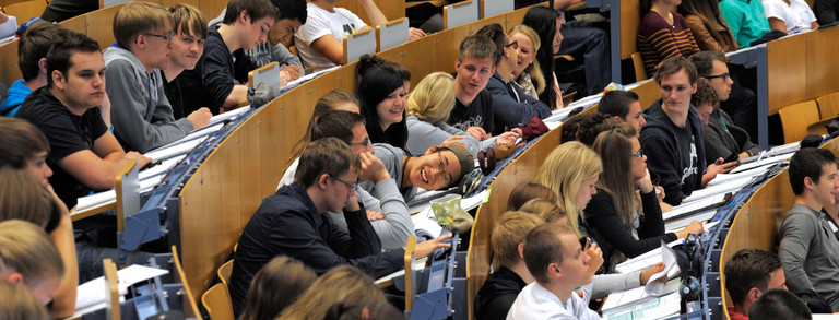 Studierende sitzen in einer Vorlesung im Audimax.