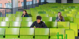 Studierende im Hörsaal Studierende sitzen in einem Hörsaal im Seminargebäude.